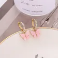 Détail de boucles d'oreilles papillon roses avec placage d'or et accents en cristal brillants - Rose Foncé (A7234)