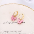 Vue détaillée des boucles d'oreilles papillon roses avec cerceau doré et zircons - Violet (A7233)