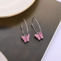 Silberne Creolen mit rosa Acryl-Schmetterlingsanhängern für einen modischen Stil - Lila