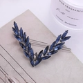 Vue détaillée de la barrette en V ornée d'élégants cristaux bleu profond de taille marquise - Style en V / Bleu marine