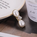 Eleganter goldener Haarclip mit großen Tropfenperlen und feinem Straß-Blumendetail - Kurze Haarklammer C3131