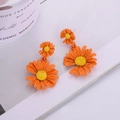 Boucles d'oreilles marguerite à double pétales orange et centres jaunes de style frais - Orange (B1107)