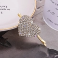 Eleganter goldener Herz-Haarclip mit funkelnden Strasssteinen auf weißem Teller - Gold (C4318)