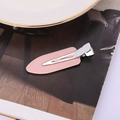 Einzelne rosa nahtlose Haarspange mit mattem Finish auf Zeitschriftenhintergrund für Styling - Rosa