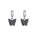 Vue détaillée des boucles d'oreilles papillon avec motif marbré gris foncé et créoles - Gris Foncé