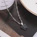 Détail d'un collier en chaîne argentée avec un pendentif papillon en acrylique marbré noir - Gris Foncé
