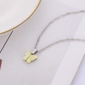 Gros plan détaillé d'un collier papillon argenté avec ailes jaunes translucides - Orange