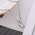Vue macro du pendentif papillon en marbre rose avec chaîne torsadée argentée - Rose