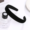 Minimalistisches schwarzes Samt-Stirnband für Damen auf einer Glasflasche präsentiert - 2.5CM Breite (C5102) / Schwarz