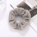 Primer plano de coletero de forro polar sherpa gris claro sobre fondo blanco de estilo - Gris Oscuro (N2405)