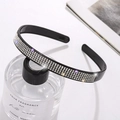 Détail d'un serre-tête noir orné de six rangées de strass brillants pour accessoire de cheveux - Cinq Rangs de Strass (K7210)