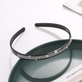 Serre-tête noir élégant avec trois rangées de strass argentés brillants et dents antidérapantes - Trois Rangs de Strass (D6211)