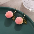 Pfirsich-Ohrringe aus rosa Samt mit Goldring und grünem Blatt auf edlem dunklem Teller - C-Form Ohrstecker / Rosa - C-Form Ohrstecker-Stil