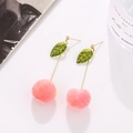 Süße Pfirsich-Ohrhänger mit grünem Blatt und goldenem Stecker auf weißem Grund - Lange Ohrstecker / Rosa - Langer Ohrstecker-Stil