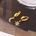 Orecchini a cerchio dorati asimmetrici con ciondoli a luna e stella e strass viola - Stile Luna Stella Asimmetrica con Zirconia