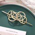 Bastoncino per capelli dorato con nodo celtico traforato su piatto in ceramica verde - Oro