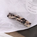 Eleganter rechteckiger Haarclip aus Acetat mit Schildpattmuster auf weißem Papier - Helles Leopardenmuster