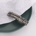 Detail einer rechteckigen Acetat-Haarklammer mit Marmortextur auf einem grünen Tablett - Grau Leopard