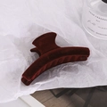 Pinza per capelli in velluto rosso scuro con design geometrico curvo e finitura opaca - Borgogna