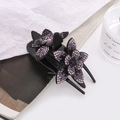 Dettaglio della molletta floreale con strass viola su base in resina nera lucida - Viola + Rosso Scuro