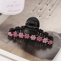 Pince à cheveux noire élégante avec fleur en strass rose sur un magazine de mode - Pince à Cheveux Fleur (E6423) / Rose rouge