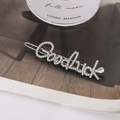 Pasador Goodluck plateado con perlas blancas y detalle de cristal de gota - Letra de Perla (G7405) / Plateado