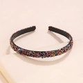 Nahaufnahme der bunten Kristallperlen auf einem minimalistischen schwarzen Stirnband - Bunte Erzperlen (E4406)