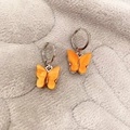 Boucles d'oreilles créoles tendance avec pendentifs papillon en acétate orange - Orange