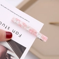 Nahaufnahme der Haarspange aus Acryl mit rosa-weißem Marmormuster auf Karte - Rosa Stil (B7123)