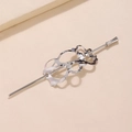 Dettaglio della forcina geometrica argento con design fluido su sfondo testurizzato - Stile Bastoncino a Forma di Fiore Argento (G3105)
