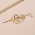 Spilla per capelli minimalista in oro con motivo ovale cavo e perla su sfondo beige - Stile Perla Goccia d'Acqua Svuotata Oro