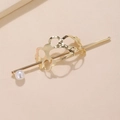 Dettaglio di una forcina dorata minimalista con design organico e perla bianca tonda - Stile Perla a Forma di Fiore Oro (G2501)