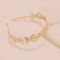 Eleganter goldener Schmetterlings-Haarreif aus Metall auf einem zartrosa Hintergrund - Schmetterling Stil (C9435)