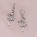 Boucles d'oreilles serpent en argent avec cristaux pavés sur un fond rose élégant - Argent (A7319)