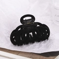Grande molletta per capelli nera floccata con design a cerchi vuoti intrecciati - Nero