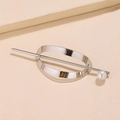 Dettaglio del fermaglio ovale minimalista in argento con elegante perla decorativa - Stile Perla Goccia d'Acqua Argentata