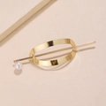 Fermaglio per capelli minimalista in metallo dorato con perla bianca su fondo beige - Stile Perla Goccia d'Acqua Dorata
