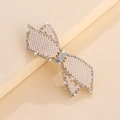 Elegante pinza de pelo con lazo dorado, perlas y diamantes de imitación sobre fondo beige - Estilo Dorado (C3530)