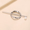 Dettaglio della forcina per capelli argentata ondulata con una perla bianca singola - Stile Perla Ovale Argento (C1227)