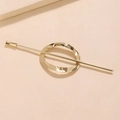 Dettaglio del set di forcine per capelli dorate con trama martellata su fondo opaco - Stile Bastoncino Ovale Oro (C1226)
