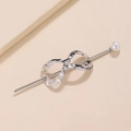 Dettaglio di fermaglio per capelli a infinito argento e forcina con perla su beige - Stile Infinito Con Perla (C1331) / Argento