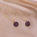 Dettaglio di orecchini a goccia dorati con druzy di cristallo viola su seta champagne - Viola (B1312)