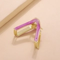 Detailansicht der minimalistischen V-Haarklammer in Gold mit lila Emaille-Finish - Rosarot (N8107)