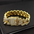 Bracciale a catena cubana dorata hip hop con strass lucidi su sfondo nero opaco - Bracciale Dorato (18cm)