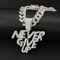 Primer plano de cadena cubana plateada con colgante Never Give Up y circonitas AAA - Con Cadena Cubana de Strass / Plateado