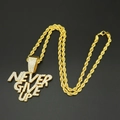 Detalle del colgante hip hop dorado con letras Never Give Up y cristales brillantes - Con Cadena Torcida / Dorado