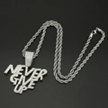 Collar hip-hop de plata con colgante Never Give Up, cristales brillantes y cadena de cuerda - Con Cadena Torcida / Plateado