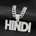 Dettaglio macro del ciondolo HINDI ghiacciato e catena cubana miami con diamanti - Ciondolo a Lettera Argento Con Catena Maglia Cubana Iced Out 45CM