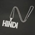 Collana hip hop argentata con pendente HINDI di cristalli su sfondo nero - Ciondolo a Lettera Argento Con Catena a Corda