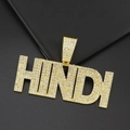 Dettaglio del ciondolo con lettera HINDI dorata e cristalli scintillanti incastonati - Ciondolo a Lettera Oro Solo (Senza Catena)